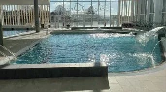 Bassin de balnéothérapie avec jets d'eau et vue extérieure au centre aquatique Aqua Bray, situé à Neufchâtel-en-Bray en Seine-Maritime.