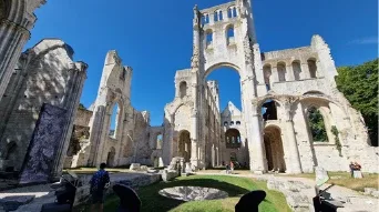 Vue de l'Abbaye de Jumiège en contre plongé