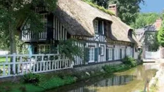 Charmante chaumières en chaume et à colombage, typique des vielle demeure de Normandie , au bord du plus petit fleuve de France.
